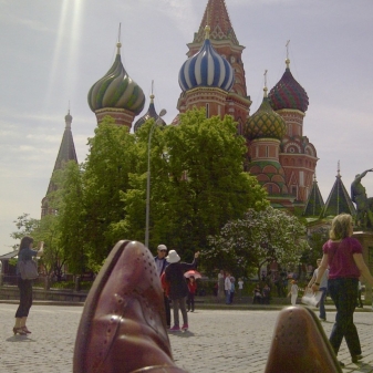 Chris Goodwin ‘sunning his Moons’ in Red Square with St Basil’s Cathedral in the background. Красивый!!